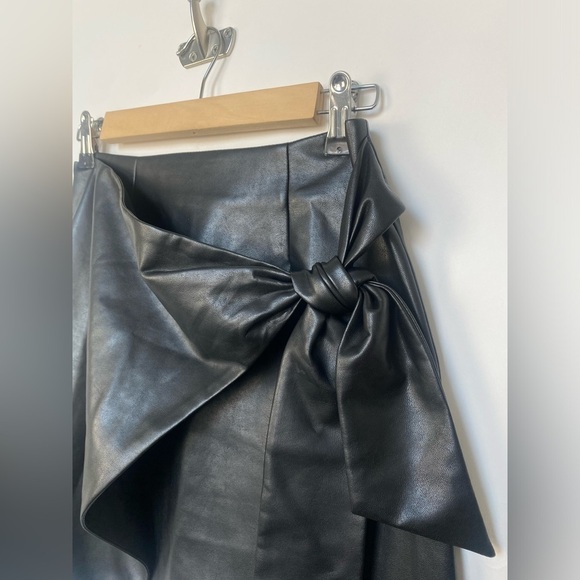 NWOT Wilfred Aritzia Black Faux Leather Wrap Front
Mini Skirt Vegan Soft Size 0 - Picture 3 of 11